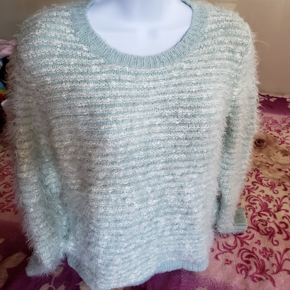 Fuzzy sweater - Picture 2 of 4